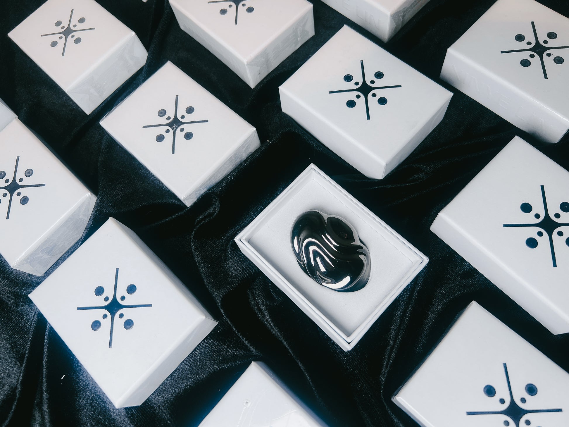 Obsidian Aura (阴 Yin) - Artistic Solid Perfume